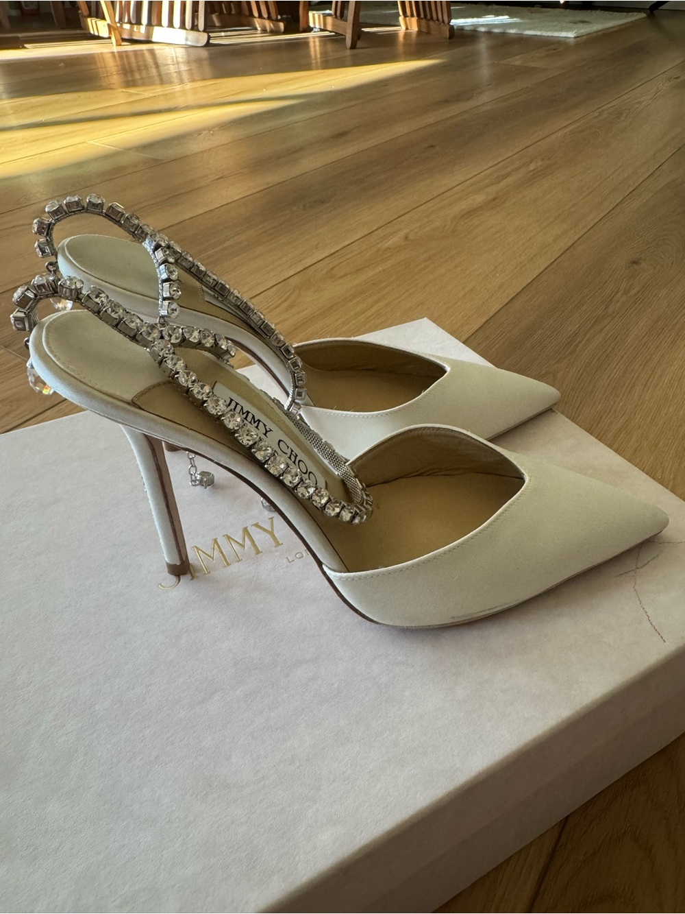 JIMMY CHOO SAEDA 100
Ivory Satin Pumps with Crystal Embellishment (Size EU 37) - Picture 3 of 7